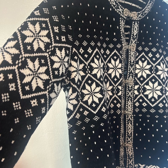 Nice warm coat, short with brooches, black and white with Christmas design - Picture 3 of 5